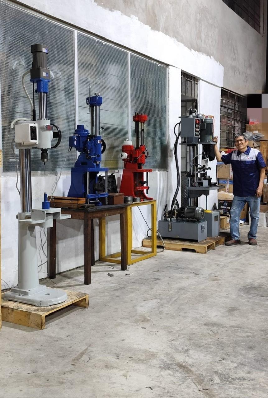 Máy xoáy xilanh, máy đánh bóng HS150, máy doa miệng DSP3 tại một cửa hàng ở Peru